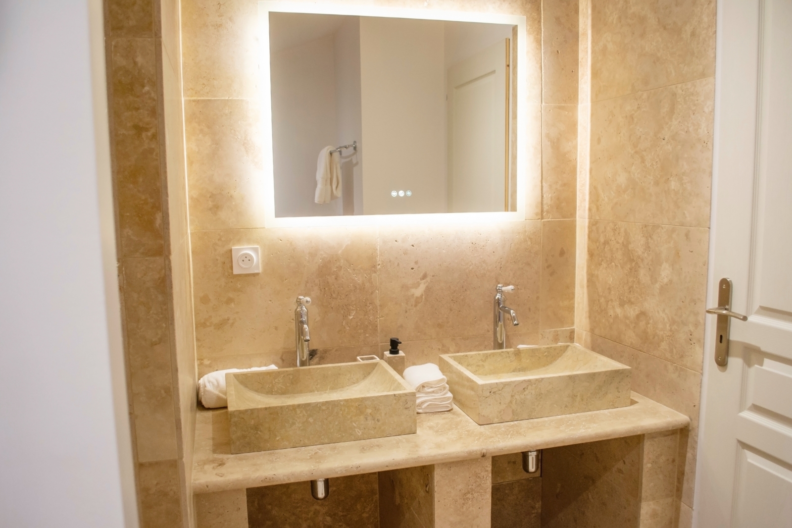 Suite Ciel — double vasque pierre claire