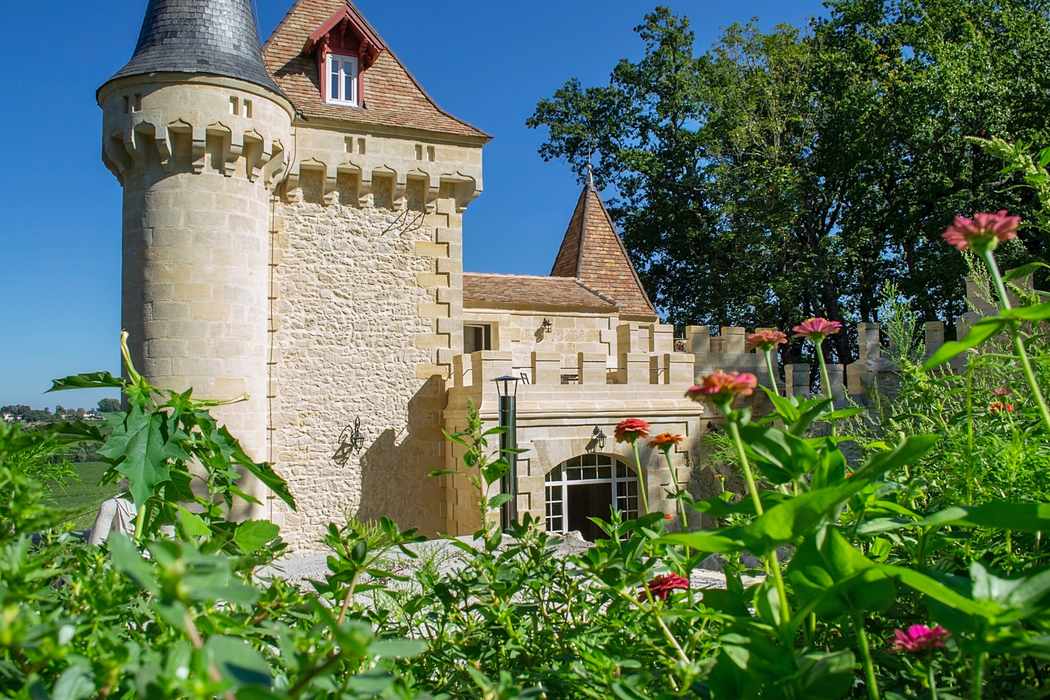 Le château au milieu des fleurs
