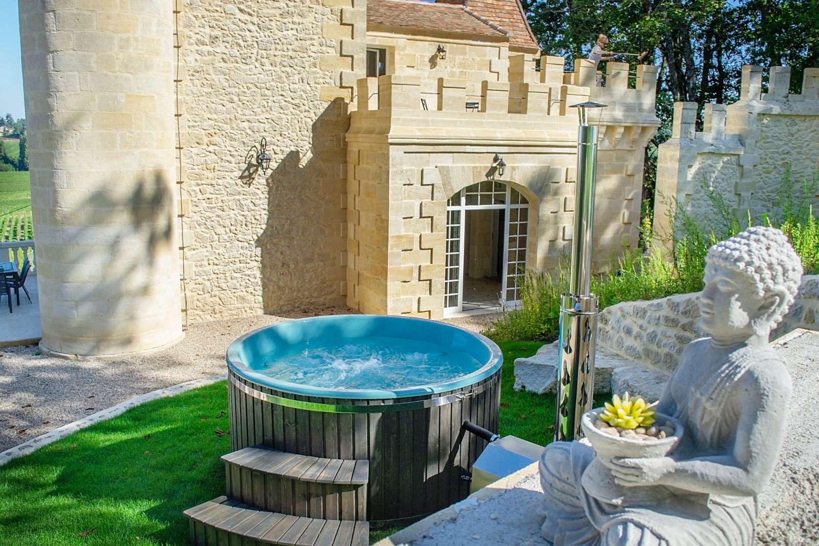Bain nordique et statue zen