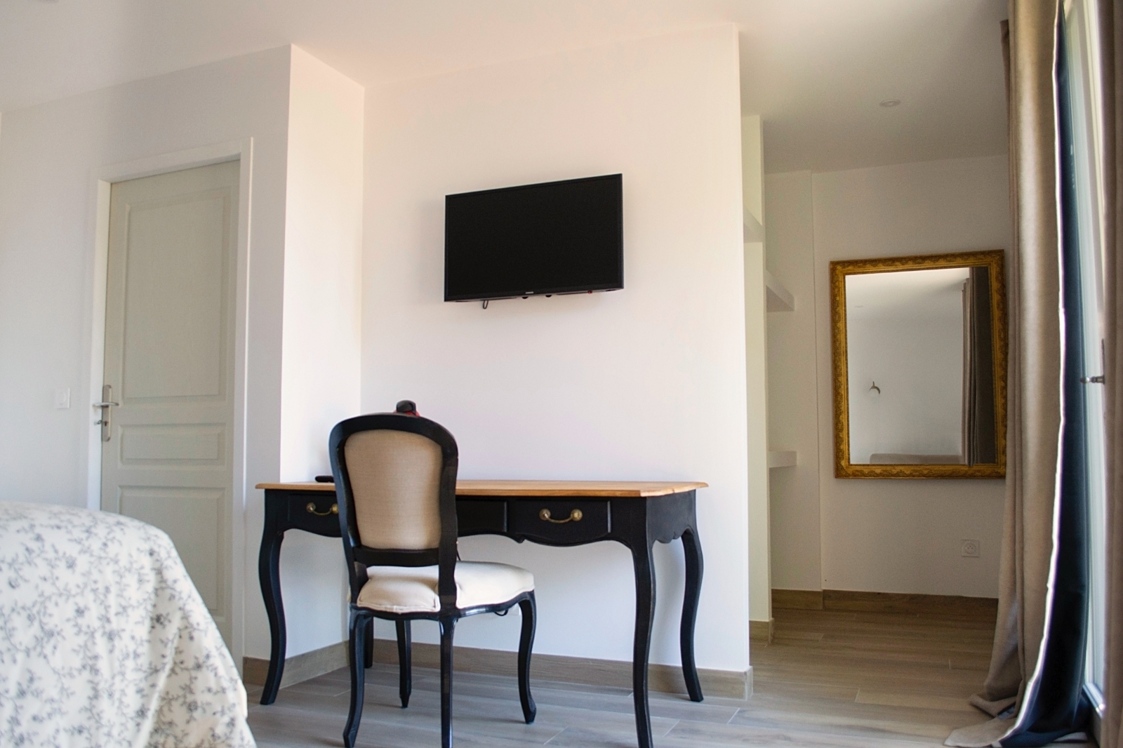 Suite Jardin — bureau et miroir