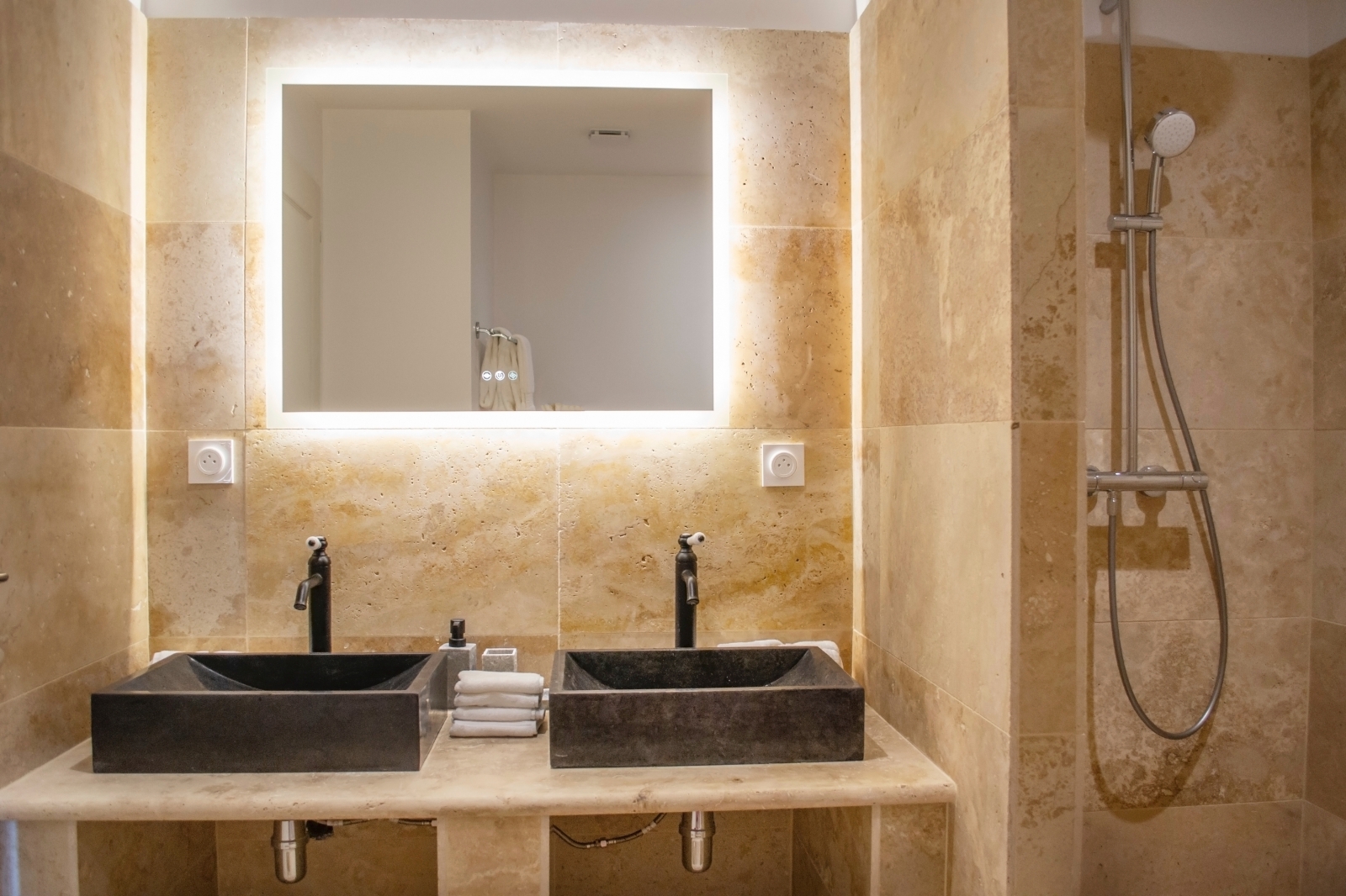 Suite Jardin — double vasque pierre noire